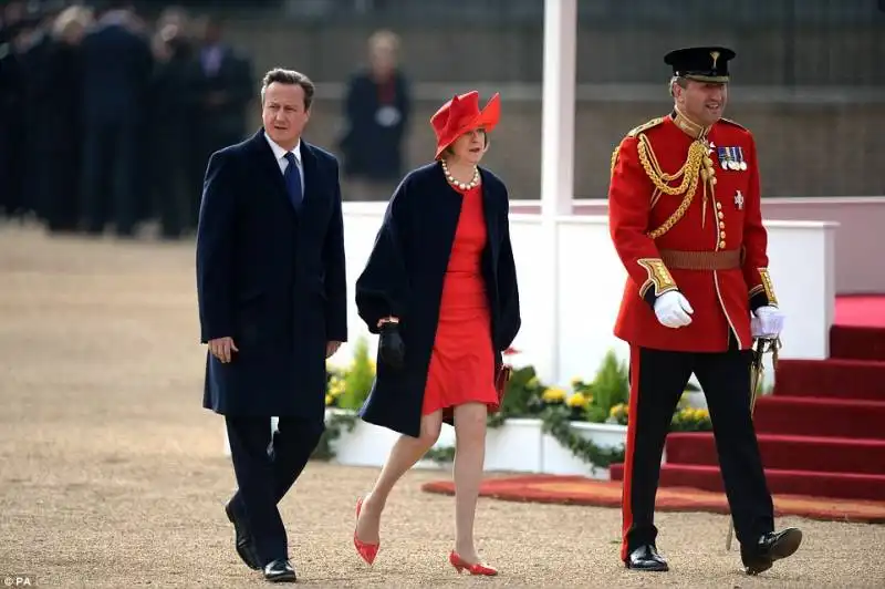 david cameron e theresa may arrivano alla parata delle guardie a cavallo