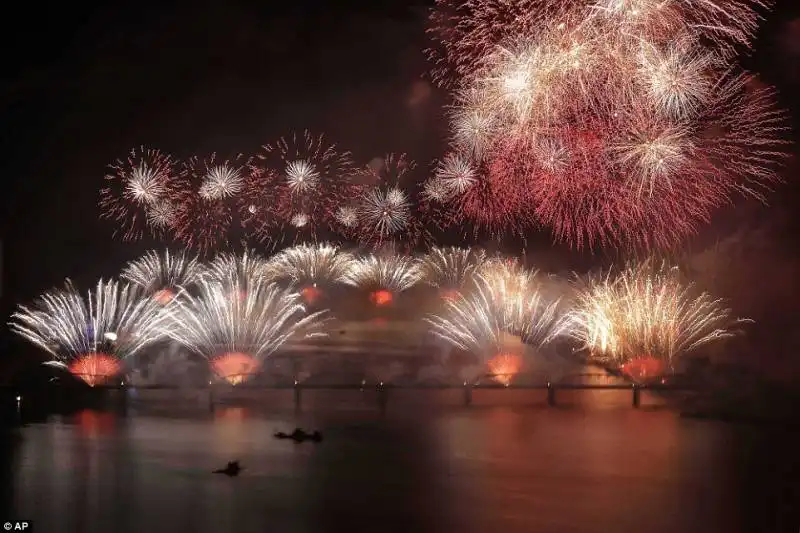 fuochi artificiale illuminano pyongyang