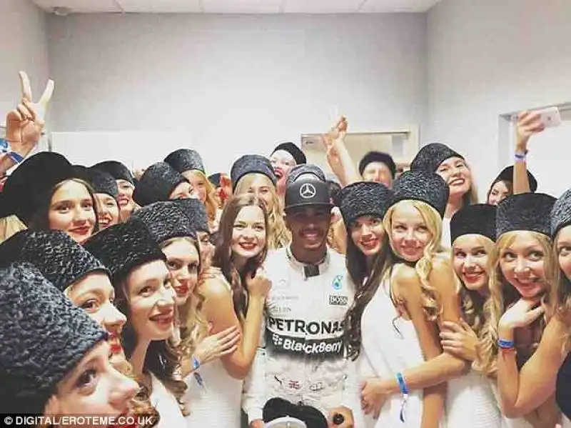 hamilton circondato dalle ragazze della formula 1 a sochi