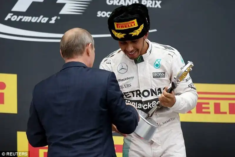 hamilton riceve il trofeo da putin