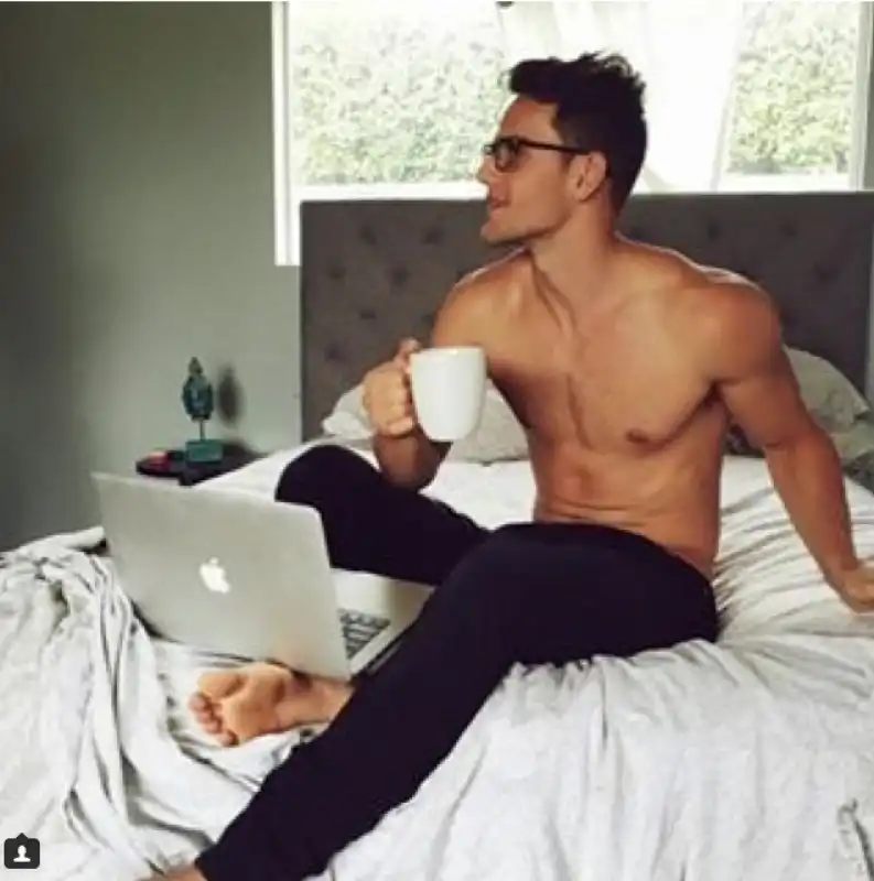 hot dude in bed versione intellettuale