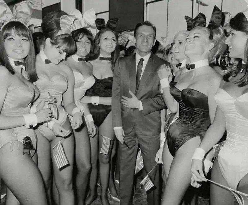 hugh hefner con le conigliette   1966