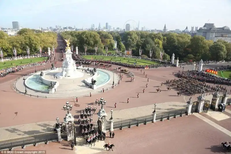 il corteo con la carrozza reale entra a buckingham palace