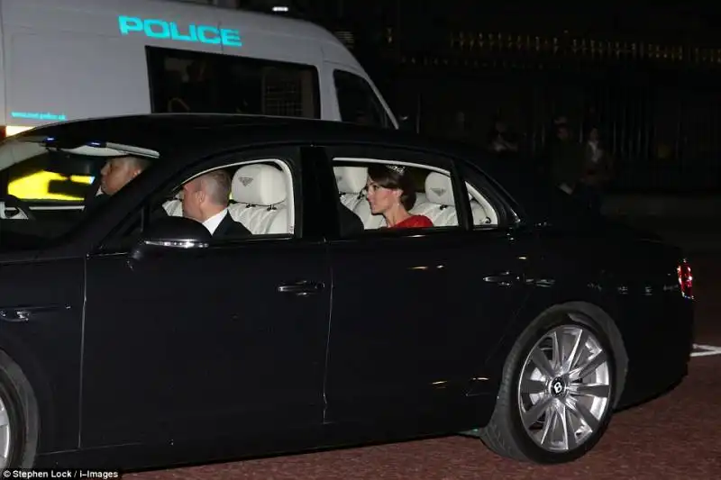 kate middleton sulla bentley diretta a buckingam palace