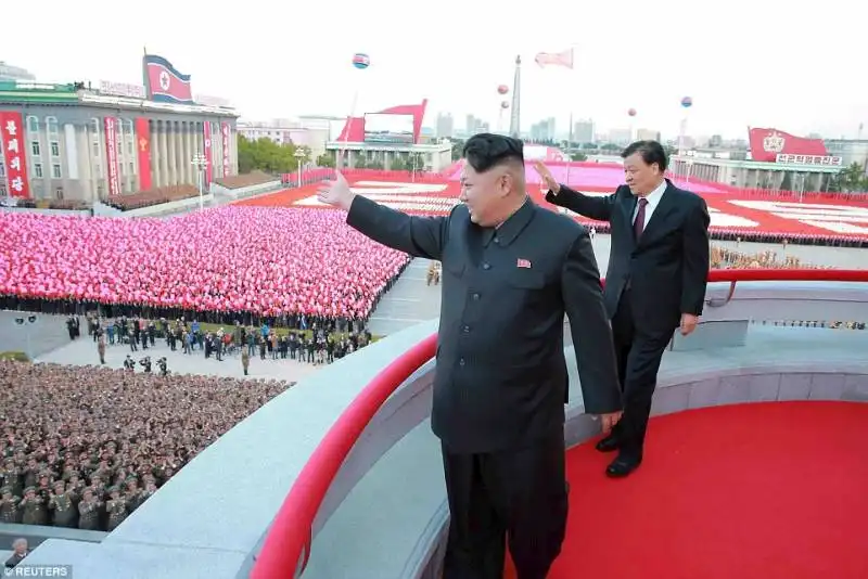 kim jong un alla parata per l anniversario