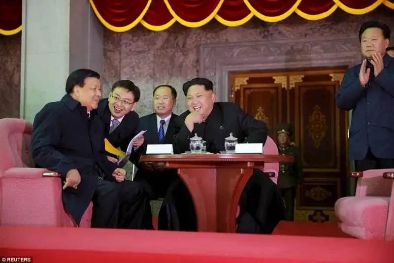 kim jong un con funzionario del partito comunista cinese liu yunshan   sinistra