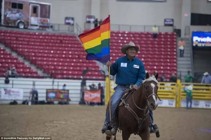 la bandiera che apre le finali del rodeo gay