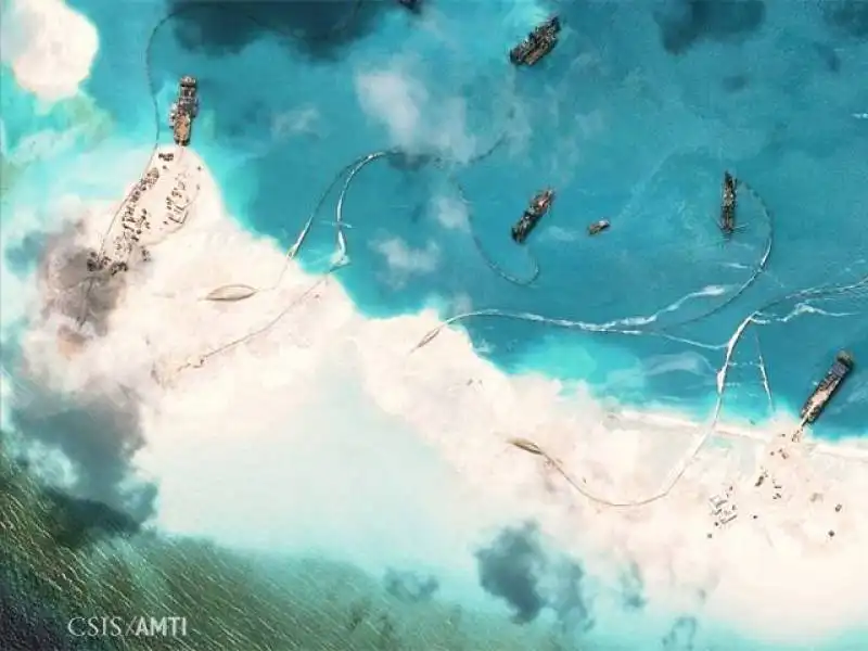 la costruzione  di  un isola spratly da un atollo disabitato