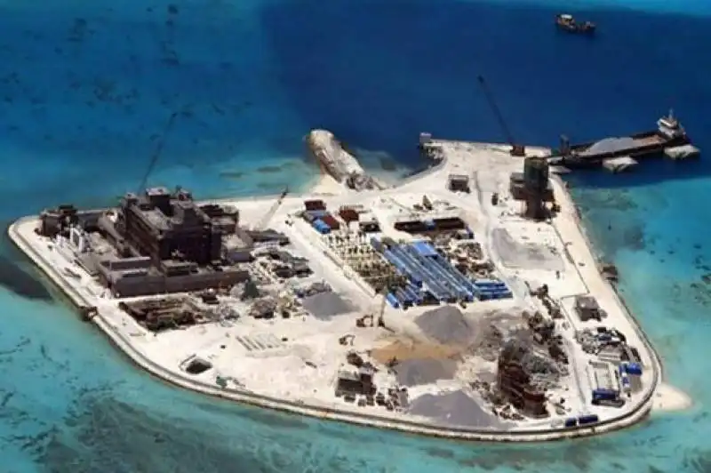 la costruzione  di un isola spratly da un atollo disabitato