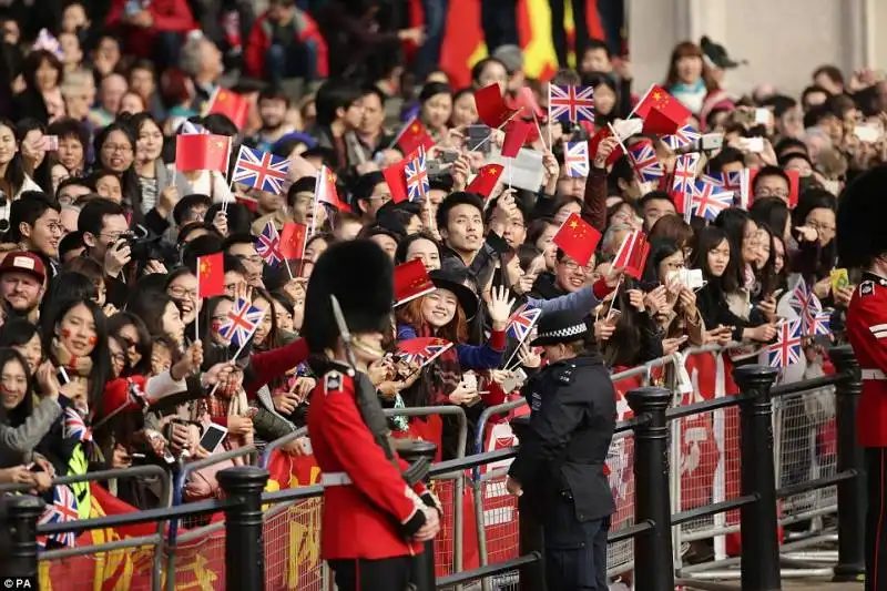 la folla saluta arrivo del corteo con xi jinping e la regina elisabetta