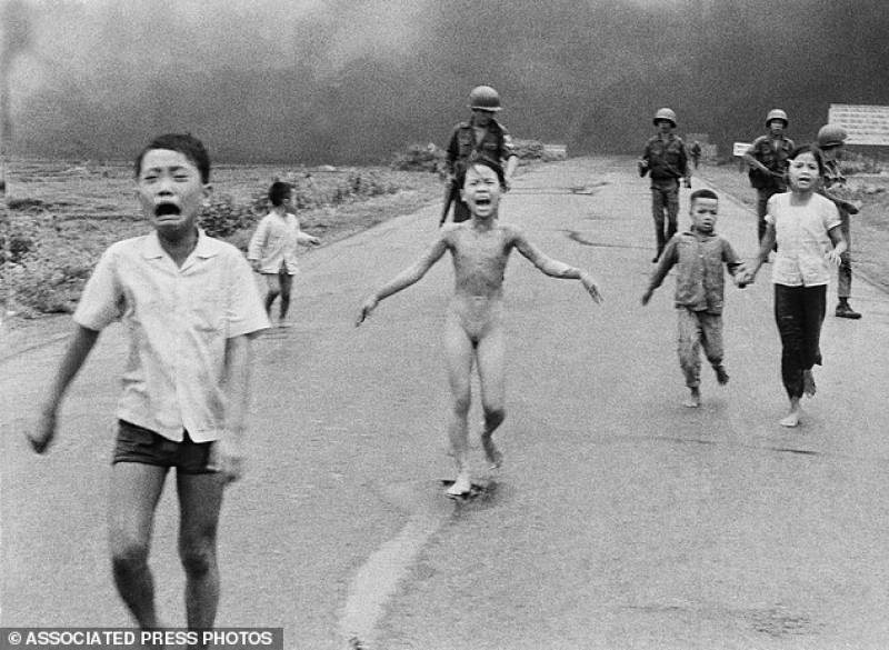 la piccola kim in fuga straziata dal napalm nella foto celeberima scattata da nick ut