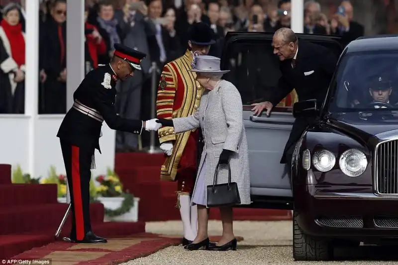 la regina elisabetta arriva alla parata delle guardie a cavallo