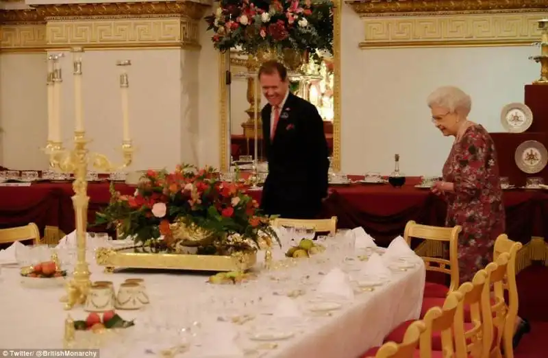 la regina elisabetta ispeziona il banchetto