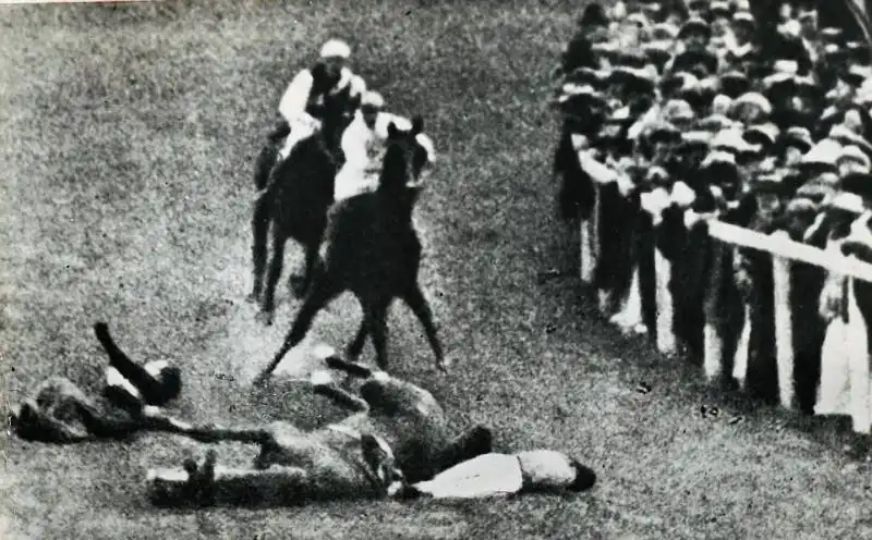 la suffragetta emily davison si lancia sotto il cavallo del re   1913