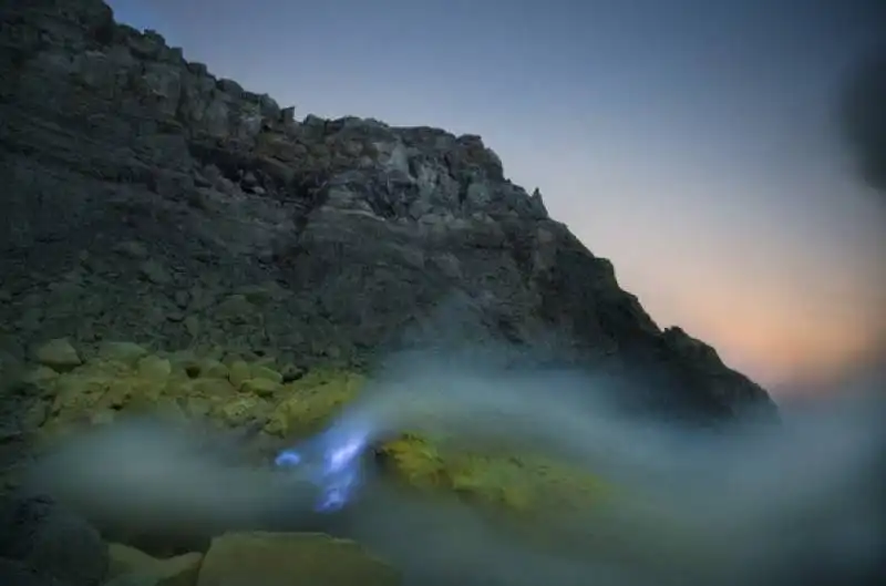 lava blu del vulcano kawah ijen   indonesia 1