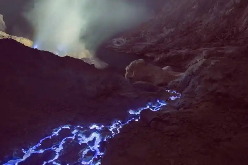 lava blu del vulcano kawah ijen   indonesia 4