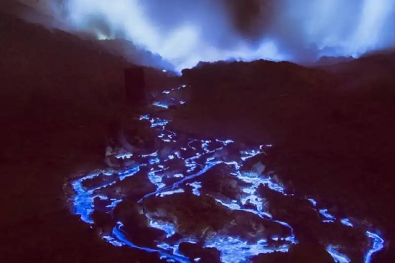 lava blu del vulcano kawah ijen   indonesia 5