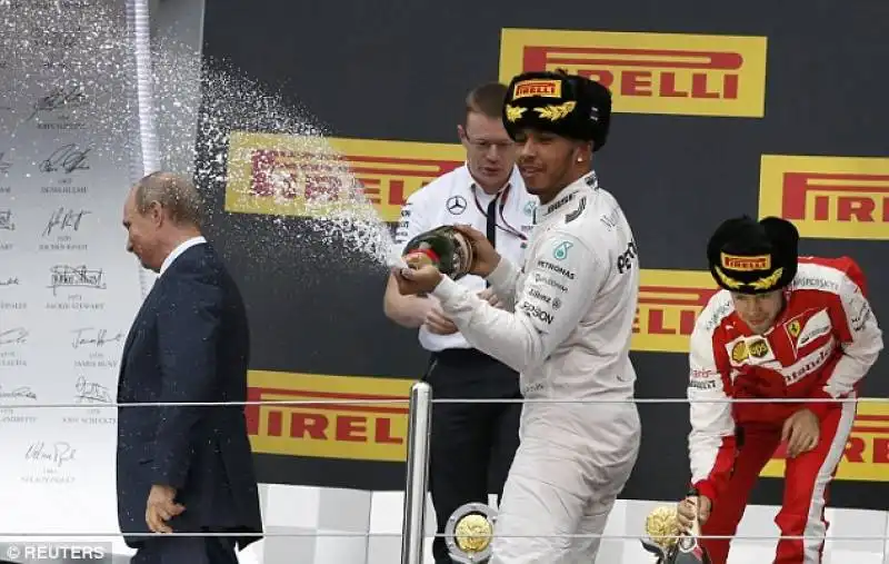 lewis hamilton con il colbacco a sochi