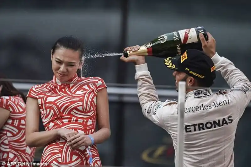 lewis hamilton innaffia ragazza del podio