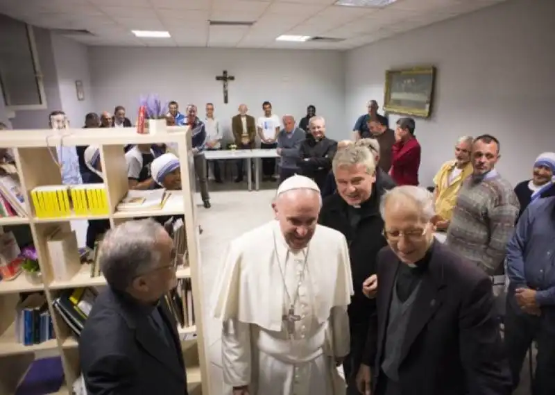 PAPA BERGOGLIO VISITA IL DORMITORIO DEI CLOCHARD