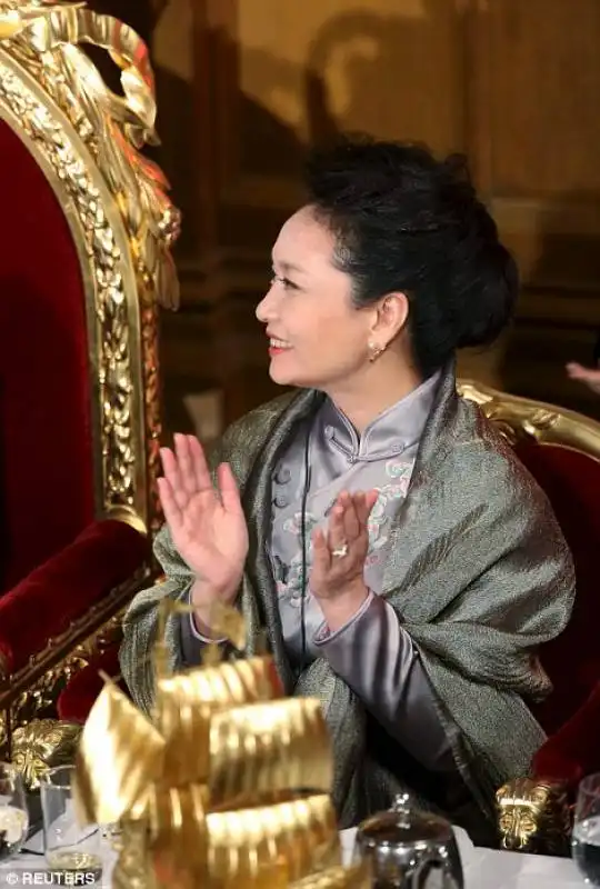 peng liyuan applaude al discorso del marito