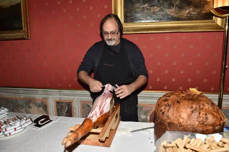 prosciutto e panettone per gli ospiti de la bellezza