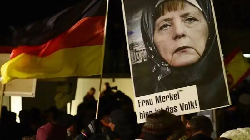 protesta contro merkel degli anti musulmani di pegida