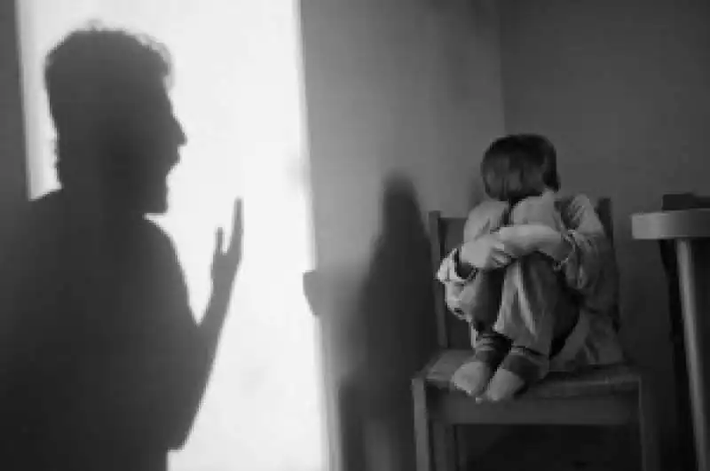 PUNIZIONI PADRE VIOLENTO