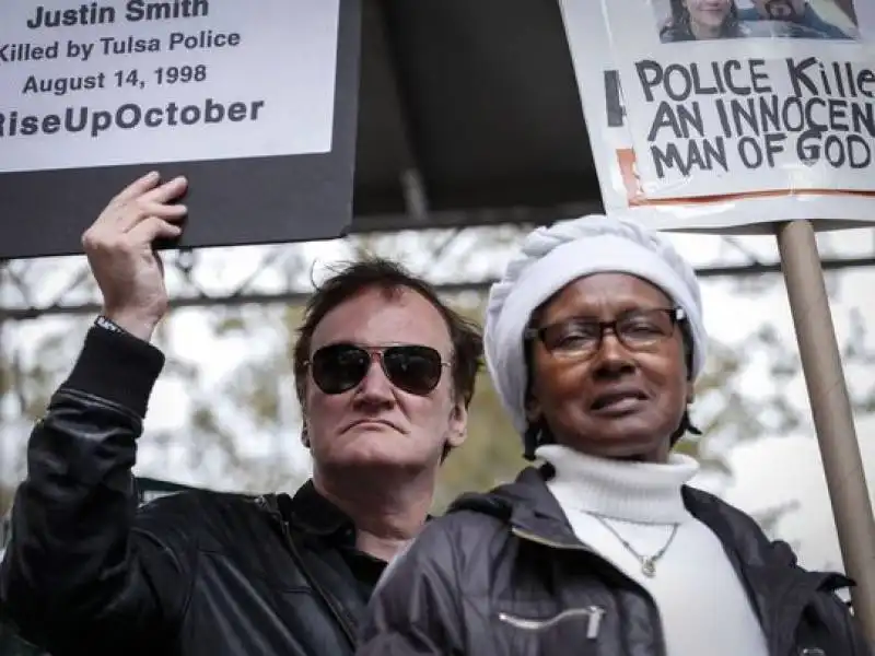 quentin  tarantino  manifesta contro la violenza della polizia