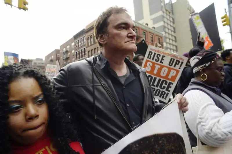 quentin  tarantino manifesta contro la violenza della polizia