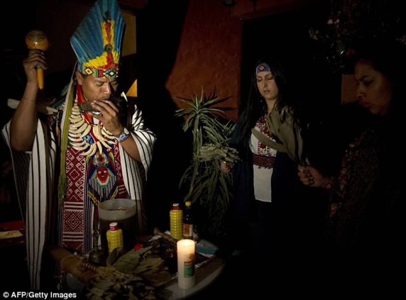 sciamano durante un rito ayahuasca in colombia