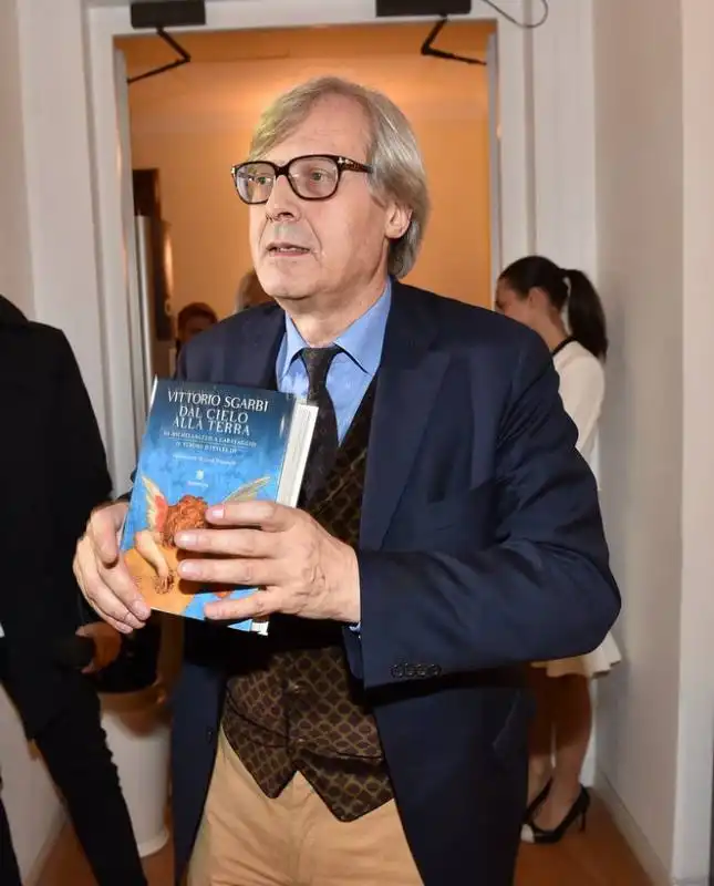 sgarbi con il suo ultimo libro