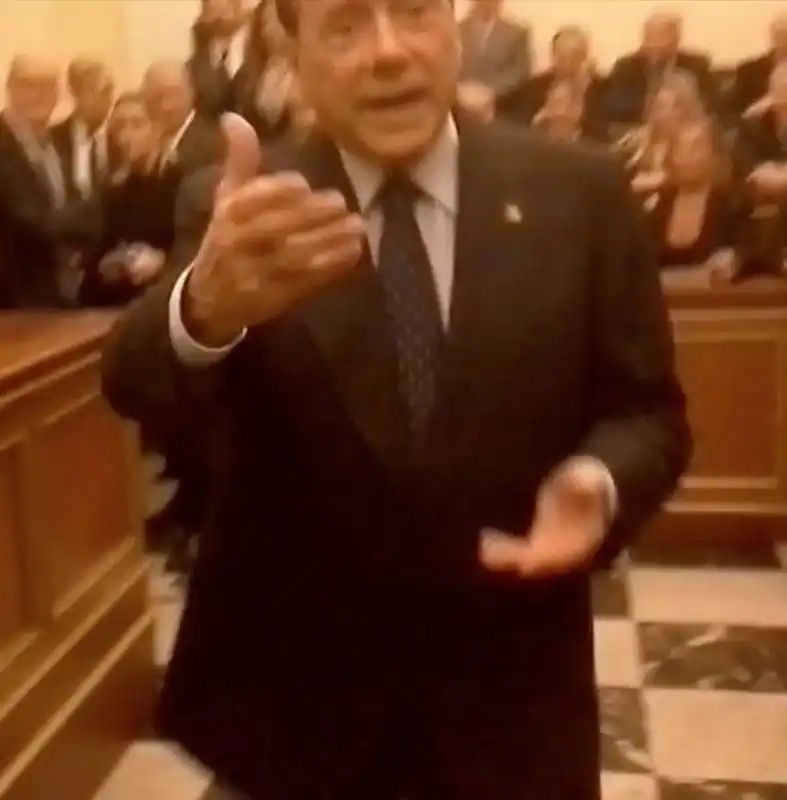 silvio berlusconi cede il posto a una bella bionda  1