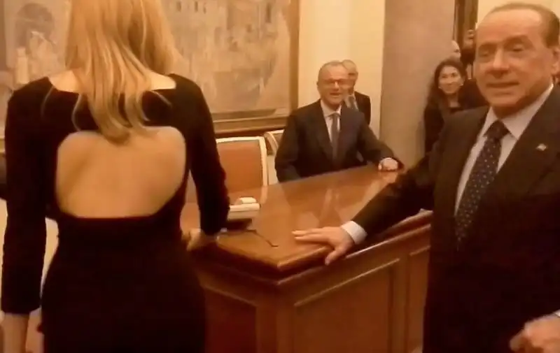 silvio berlusconi cede il posto a una bella bionda  5