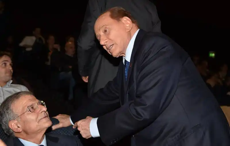 silvio berlusconi saluta fabrizio cicchitto (3)