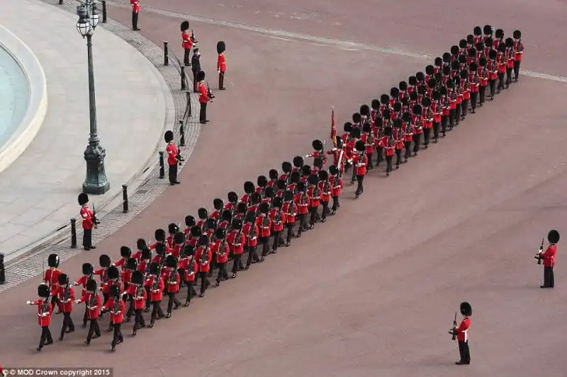 soldati inglesi salutano arrivo del presidente cinese cxi jinping