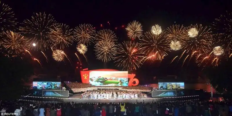 spettacolo pirotecnico per anniversario partito del lavoro   corea del nord