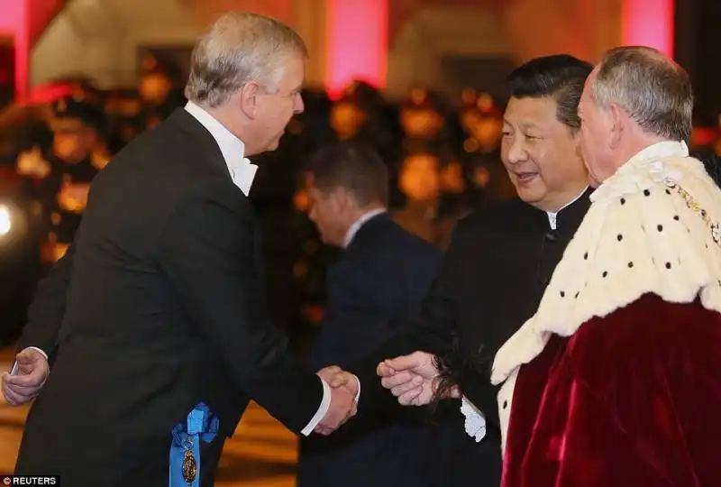 stretta di mano tra principe andrea e xi jinping