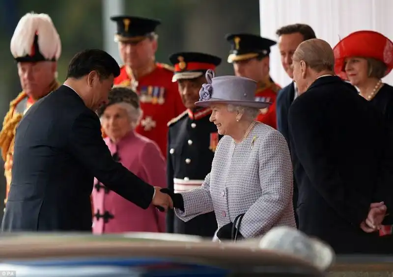 stretta di mano tra regina elisabetta e xi jinping