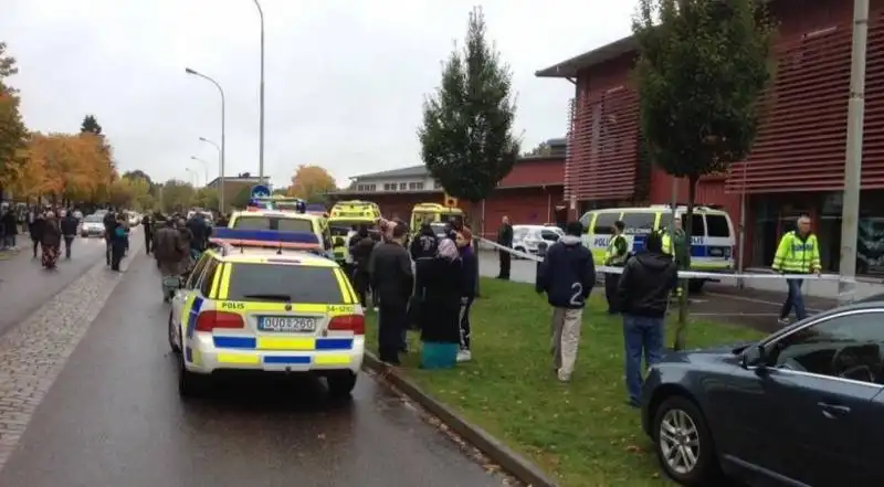 svezia   uomo mascherato entra a scuola armato di spada    