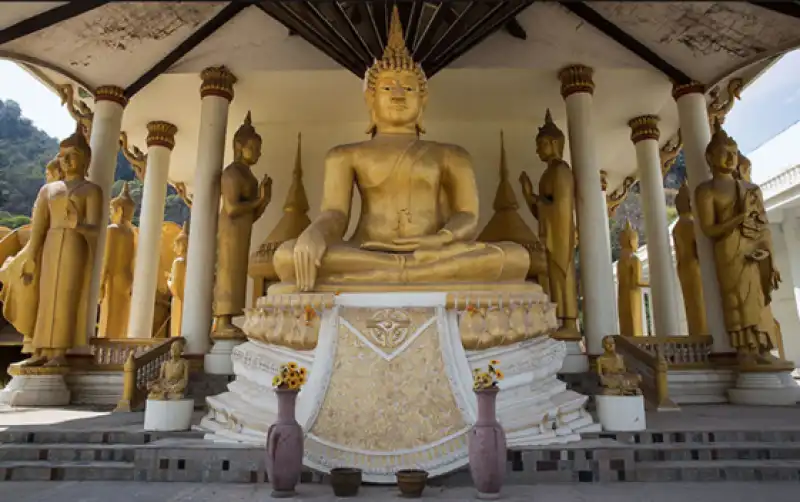 tempio di wat tham krabok 13