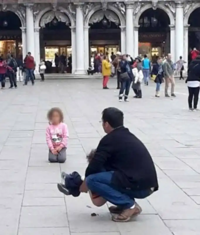 TURISTA FA LA CACCA A PIAZZA SAN MARCO