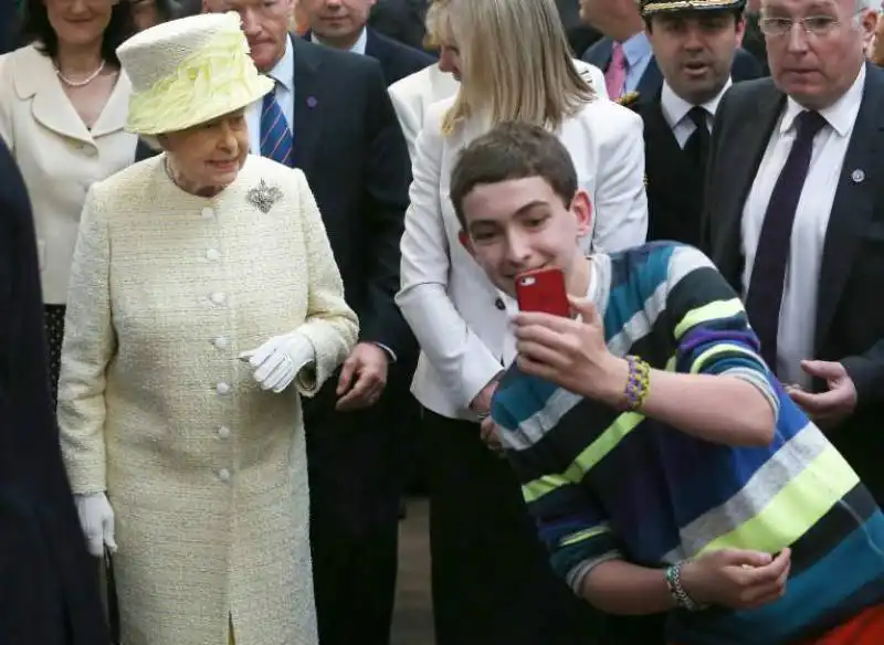 un ragazzino si scatta un selfie con la regina elisabetta   2014