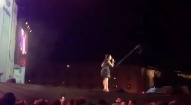 vania ferrara canta al concerto di gigi dalessio