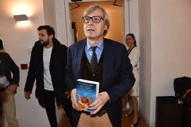 vittorio sgarbi al suo arrivo