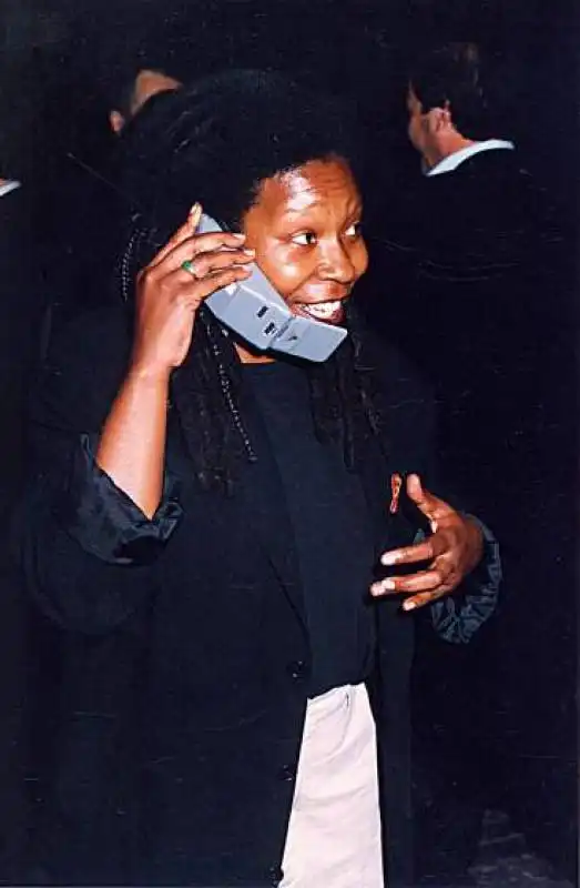 whoopi goldberg al cellulare   1993