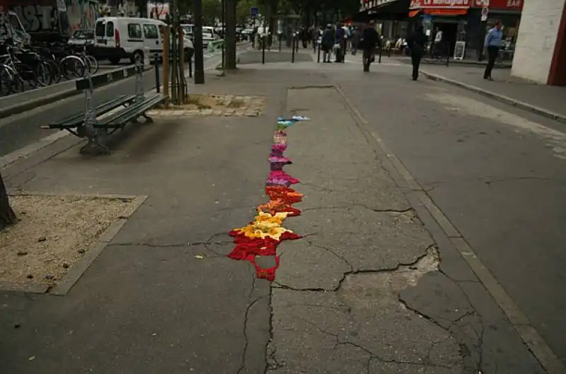 yarn bombing a parigi