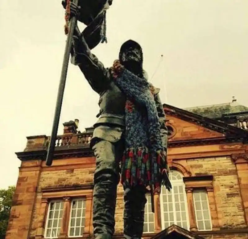 yarn bombing a selkirk   scozia  4