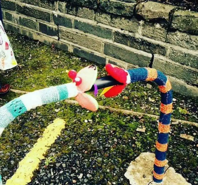 yarn bombing a selkirk   scozia  6