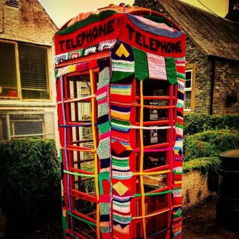 yarn bombing a selkirk   scozia  9